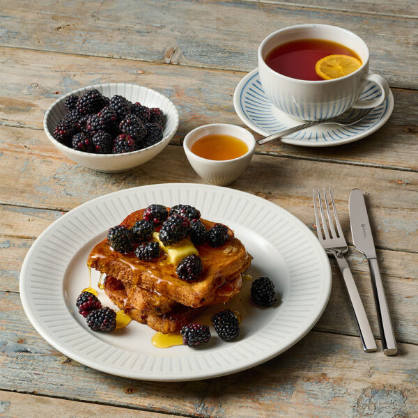 French-Toast-Frühstück serviert auf einem Churchill Inked Era White Teller mit Rand, kombiniert mit einer Inked Era Blue flachen Schale, Tasse und Untertasse
