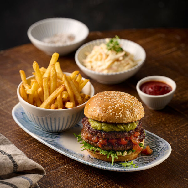 Churchill Inked Lyra Oblong-Platte serviert einen Burger mit Inked Era Blue tiefer Schale, gefüllt mit Pommes