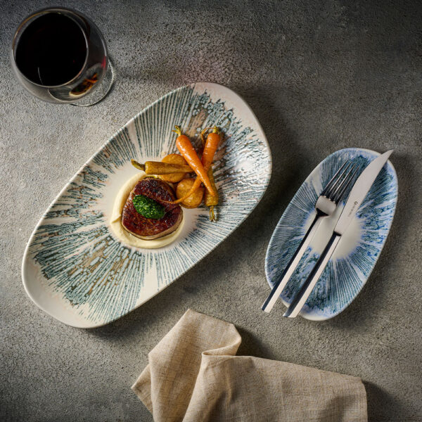 Churchill Inked Lyra Pink und Blue Oblong-Platten werden verwendet, um Steak und Karotten zu servieren, kombiniert mit Comas Steakmesser