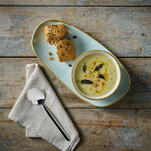 Churchill Stonecast Duck Egg Blue Opal-Platte mit Stonecast Barley White Suppenschale, präsentiert eine warme Suppe, serviert mit knusprigem Brot an der Seite
